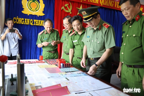 Phá đường dây làm giả bằng cấp, sổ đỏ liên tỉnh quy mô lớn - Ảnh 1. Phá đường dây làm giả bằng cấp, sổ đỏ liên tỉnh quy mô lớn - Ảnh 1.