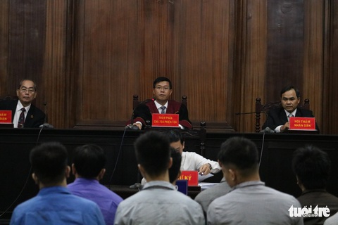 Đại gia đeo vàng Phúc XO lãnh 12 năm tù - Ảnh 2. Đại gia đeo vàng Phúc XO lãnh 12 năm tù - Ảnh 2.