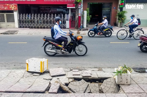 TP.HCM: xuất hiện hố lún trên vỉa hè đường Hoàng Hoa Thám - Ảnh 2. TP.HCM: xuất hiện hố lún trên vỉa hè đường Hoàng Hoa Thám - Ảnh 2.