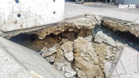 TP.HCM: xuất hiện hố lún trên vỉa hè đường Hoàng Hoa Thám - Ảnh 3. TP.HCM: xuất hiện hố lún trên vỉa hè đường Hoàng Hoa Thám - Ảnh 3.