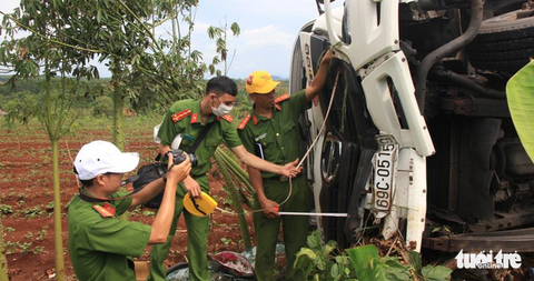 Vụ xe tải lao vào chợ, 5 người chết: khởi tố, bắt tạm giam tài xế người Cà Mau - Ảnh 4. Vụ xe tải lao vào chợ, 5 người chết: khởi tố, bắt tạm giam tài xế người Cà Mau - Ảnh 4.