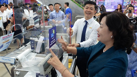Thanh toán không tiền mặt xuống chợ, cây xăng - Ảnh 1. Thanh toán không tiền mặt xuống chợ, cây xăng - Ảnh 1.