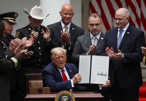 Ông Trump ký sắc lệnh cải cách cảnh sát - Ảnh 1. Ông Trump ký sắc lệnh cải cách cảnh sát - Ảnh 1.