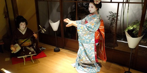 Bí mật đằng sau khuôn mặt trắng như sứ của Geisha Nhật Bản - Ảnh 7. Bí mật đằng sau khuôn mặt trắng như sứ của Geisha Nhật Bản - Ảnh 7.