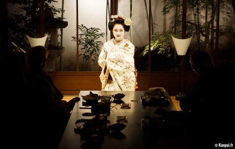 Bí mật đằng sau khuôn mặt trắng như sứ của Geisha Nhật Bản - Ảnh 8. Bí mật đằng sau khuôn mặt trắng như sứ của Geisha Nhật Bản - Ảnh 8.