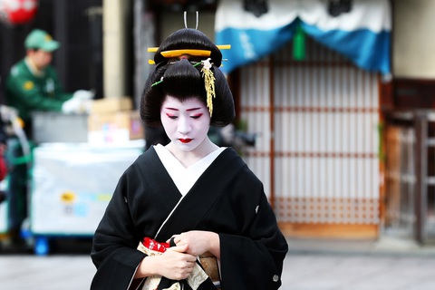 Bí mật đằng sau khuôn mặt trắng như sứ của Geisha Nhật Bản - Ảnh 4. Bí mật đằng sau khuôn mặt trắng như sứ của Geisha Nhật Bản - Ảnh 4.