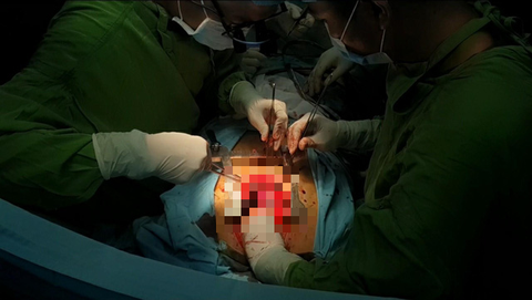 Nam thanh niên nghi bị người yêu đâm tan nát, thủng phổi, ngưng tim - Ảnh 1. Nam thanh niên nghi bị người yêu đâm tan nát, thủng phổi, ngưng tim - Ảnh 1.