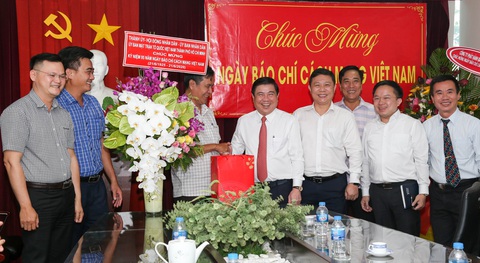 Lãnh đạo TP.HCM thăm cơ quan báo chí nhân Ngày báo chí Việt Nam - Ảnh 2.