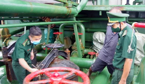 Tàu Thái Lan sơn biển số Việt Nam, chở dầu không giấy tờ - Ảnh 2. Tàu Thái Lan sơn biển số Việt Nam, chở dầu không giấy tờ - Ảnh 2.