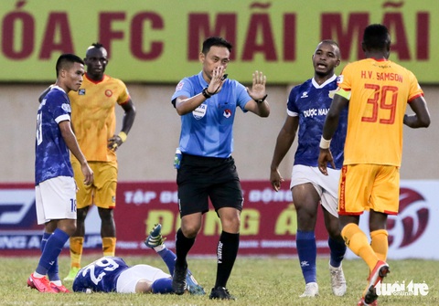 Chấm dứt 341 ngày không thắng ở V-League, HLV Thanh Hóa nhảy cẫng ăn mừng - Ảnh 6. Chấm dứt 341 ngày không thắng ở V-League, HLV Thanh Hóa nhảy cẫng ăn mừng - Ảnh 6.