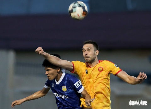 Chấm dứt 341 ngày không thắng ở V-League, HLV Thanh Hóa nhảy cẫng ăn mừng - Ảnh 9. Chấm dứt 341 ngày không thắng ở V-League, HLV Thanh Hóa nhảy cẫng ăn mừng - Ảnh 9.
