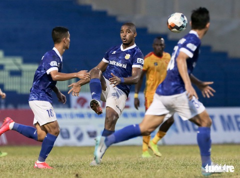 Chấm dứt 341 ngày không thắng ở V-League, HLV Thanh Hóa nhảy cẫng ăn mừng - Ảnh 5. Chấm dứt 341 ngày không thắng ở V-League, HLV Thanh Hóa nhảy cẫng ăn mừng - Ảnh 5.