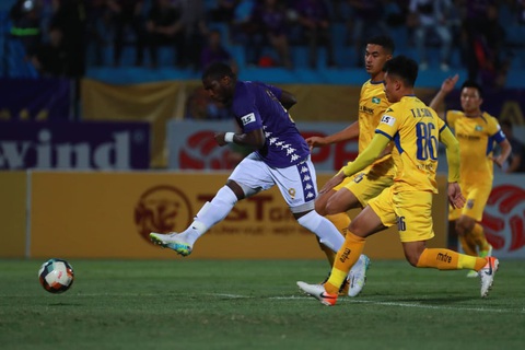 Sân Hàng Đẫy: Vị đắng cho đương kim vô địch V-League - Ảnh 1. Sân Hàng Đẫy: Vị đắng cho đương kim vô địch V-League - Ảnh 1.