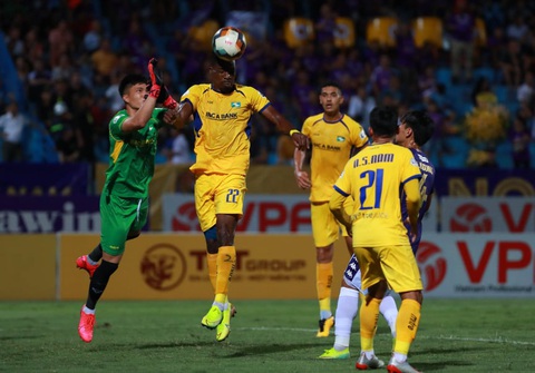 Sân Hàng Đẫy: Vị đắng cho đương kim vô địch V-League - Ảnh 3. Sân Hàng Đẫy: Vị đắng cho đương kim vô địch V-League - Ảnh 3.