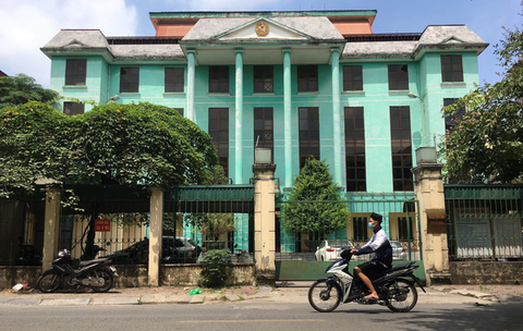 Bị cáo bỏ chạy trốn thoát khi công an dẫn giải lên tòa xử án - Ảnh 1. Bị cáo bỏ chạy trốn thoát khi công an dẫn giải lên tòa xử án - Ảnh 1.
