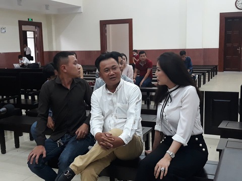 Phúc thẩm vụ chém bác sĩ Chiêm Quốc Thái: Bà Trần Hoa Sen không đến, bị hại bức xúc bỏ về - Ảnh 1. Phúc thẩm vụ chém bác sĩ Chiêm Quốc Thái: Bà Trần Hoa Sen không đến, bị hại bức xúc bỏ về - Ảnh 1.