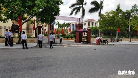Điện giật 2 người chết, 1 người bị thương khi treo panô tại cổng huyện ủy - Ảnh 2. Điện giật 2 người chết, 1 người bị thương khi treo panô tại cổng huyện ủy - Ảnh 2.