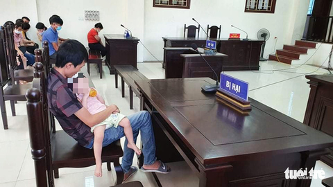 Bị cáo vắng mặt, hoãn phiên tòa vụ bỏ xyanua vào trà sữa nhằm đầu độc chị họ - Ảnh 2. Bị cáo vắng mặt, hoãn phiên tòa vụ bỏ xyanua vào trà sữa nhằm đầu độc chị họ - Ảnh 2.
