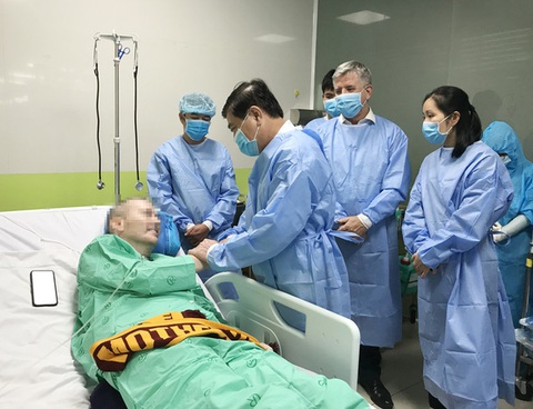 Bệnh nhân phi công người Anh đủ điều kiện rời khu hồi sức tích cực - Ảnh 1. Bệnh nhân phi công người Anh đủ điều kiện rời khu hồi sức tích cực - Ảnh 1.