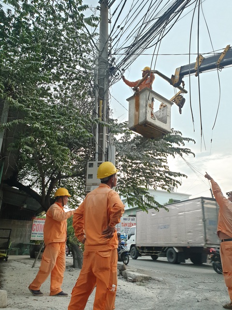 Dây trụ điện cháy rớt giật chết oan người đàn ông - Ảnh 2. Dây trụ điện cháy rớt giật chết oan người đàn ông - Ảnh 2.