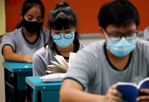 Giãn cách ít nhất 1m giảm nguy cơ nhiễm virus corona - Ảnh 1. Giãn cách ít nhất 1m giảm nguy cơ nhiễm virus corona - Ảnh 1.