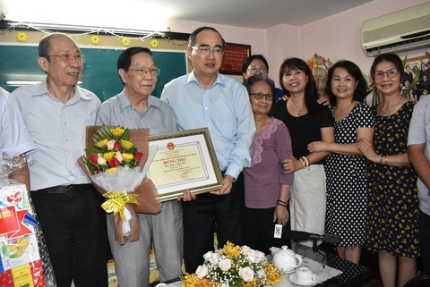 Bí thư Nguyễn Thiện Nhân thăm, mừng thọ người cao tuổi - Ảnh 2. Bí thư Nguyễn Thiện Nhân thăm, mừng thọ người cao tuổi - Ảnh 2.
