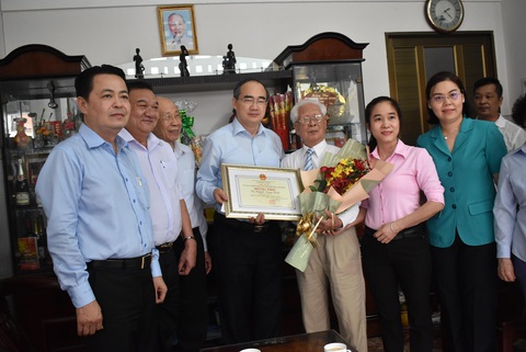 Bí thư Nguyễn Thiện Nhân thăm, mừng thọ người cao tuổi - Ảnh 1. Bí thư Nguyễn Thiện Nhân thăm, mừng thọ người cao tuổi - Ảnh 1.