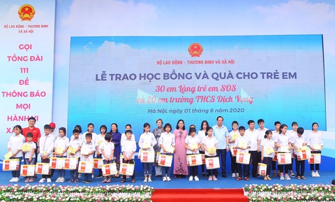 Dai-ichi Life Việt Nam tặng 50 suất học bổng cho học sinh khó khăn - Ảnh 1. Dai-ichi Life Việt Nam tặng 50 suất học bổng cho học sinh khó khăn - Ảnh 1.