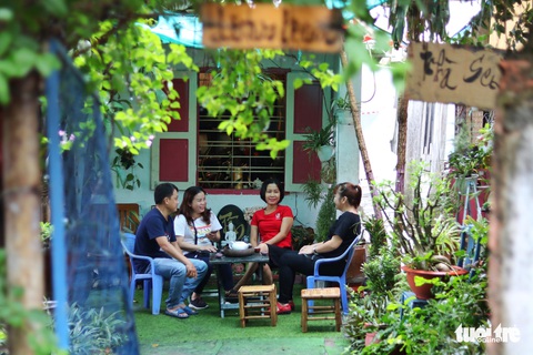 Khu vườn xanh độc đáo được làm từ vật dụng vứt ngoài đường ở Sài Gòn - Ảnh 10. Khu vườn xanh độc đáo được làm từ vật dụng vứt ngoài đường ở Sài Gòn - Ảnh 10.