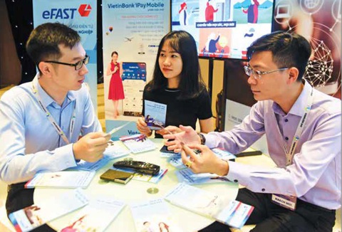 Có kiến thức, người dân sẽ tin và thanh toán QR, cà thẻ - Ảnh 1. Có kiến thức, người dân sẽ tin và thanh toán QR, cà thẻ - Ảnh 1.