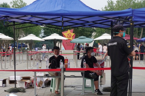 Bắc Kinh bắt các nhân viên giao hàng ra xét nghiệm hết - Ảnh 5. Bắc Kinh bắt các nhân viên giao hàng ra xét nghiệm hết - Ảnh 5.