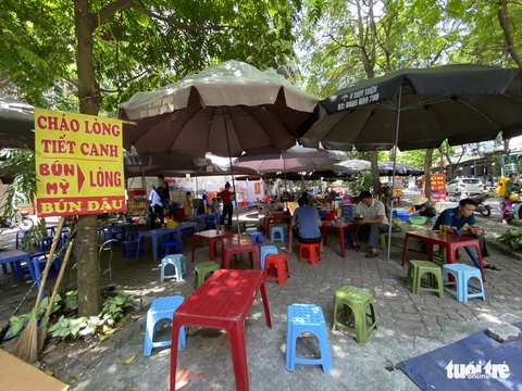 Hàng loạt tòa nhà tái định cư ở Hà Nội bị xẻ thịt để kinh doanh - Ảnh 2. Hàng loạt tòa nhà tái định cư ở Hà Nội bị xẻ thịt để kinh doanh - Ảnh 2.