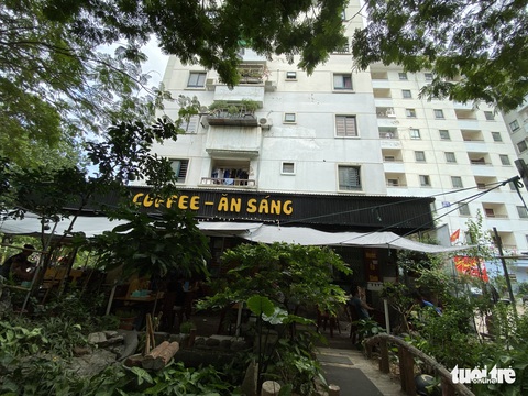 Hàng loạt tòa nhà tái định cư ở Hà Nội bị xẻ thịt để kinh doanh - Ảnh 5. Hàng loạt tòa nhà tái định cư ở Hà Nội bị xẻ thịt để kinh doanh - Ảnh 5.