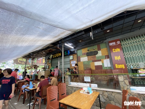 Hàng loạt tòa nhà tái định cư ở Hà Nội bị xẻ thịt để kinh doanh - Ảnh 6. Hàng loạt tòa nhà tái định cư ở Hà Nội bị xẻ thịt để kinh doanh - Ảnh 6.