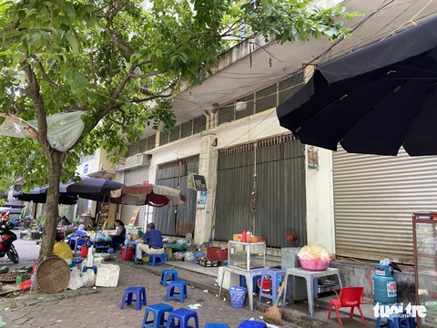 Hàng loạt tòa nhà tái định cư ở Hà Nội bị xẻ thịt để kinh doanh - Ảnh 9. Hàng loạt tòa nhà tái định cư ở Hà Nội bị xẻ thịt để kinh doanh - Ảnh 9.