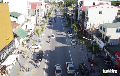 Hàng loạt cây xanh thành phố Vinh bị vặt trụi trong nắng nóng 40 độ - Ảnh 12. Hàng loạt cây xanh thành phố Vinh bị vặt trụi trong nắng nóng 40 độ - Ảnh 12.