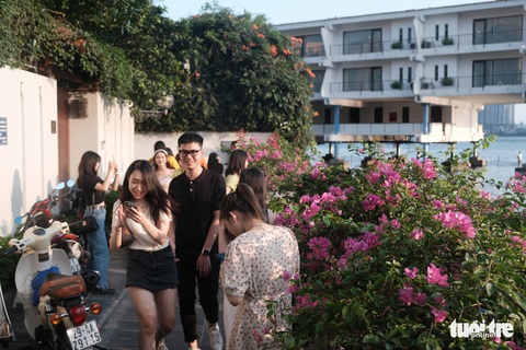 Sống ảo là ảo, xả rác thấy ghê là thật ở ngõ đẹp nhìn ra Tây Hồ - Ảnh 4. Sống ảo là ảo, xả rác thấy ghê là thật ở ngõ đẹp nhìn ra Tây Hồ - Ảnh 4.
