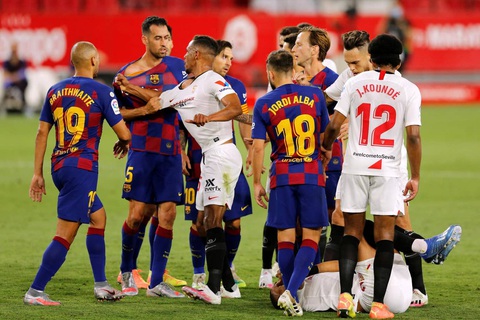 Barca bị Sevilla cầm hòa, Messi suýt đánh nhau trên sân - Ảnh 4. Barca bị Sevilla cầm hòa, Messi suýt đánh nhau trên sân - Ảnh 4.