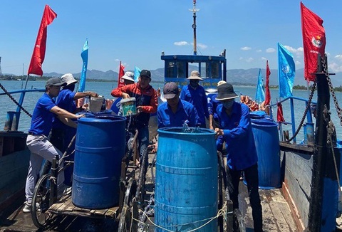 Đưa nước sạch giải khát cho người dân xã đảo - Ảnh 1. Đưa nước sạch giải khát cho người dân xã đảo - Ảnh 1.