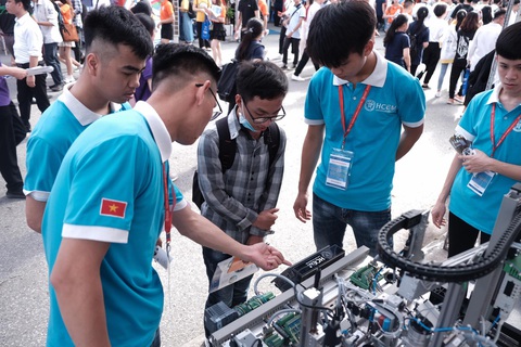 Trường ĐH đem hàng hot tới ngày hội tư vấn tuyển sinh - Ảnh 8. Trường ĐH đem hàng hot tới ngày hội tư vấn tuyển sinh - Ảnh 8.