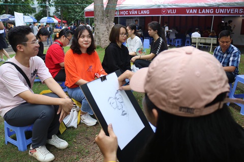 Trường ĐH đem hàng hot tới ngày hội tư vấn tuyển sinh - Ảnh 7. Trường ĐH đem hàng hot tới ngày hội tư vấn tuyển sinh - Ảnh 7.