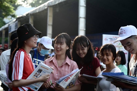 Sáng nay, báo Tuổi Trẻ tư vấn tuyển sinh ở TP.HCM, Hà Nội, Đà Nẵng - Ảnh 8. Sáng nay, báo Tuổi Trẻ tư vấn tuyển sinh ở TP.HCM, Hà Nội, Đà Nẵng - Ảnh 8.