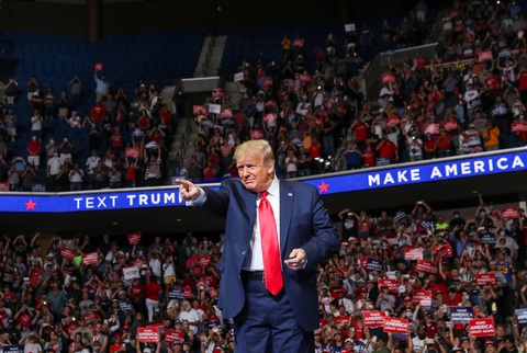 6 thành viên trong tổ chức vận động tranh cử cho ông Trump ở Tulsa dương tính COVID-19 - Ảnh 1. 6 thành viên trong tổ chức vận động tranh cử cho ông Trump ở Tulsa dương tính COVID-19 - Ảnh 1.