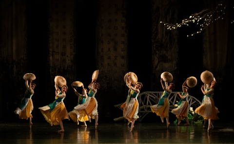 Ballet Kiều đêm công diễn: Ấn tượng nhưng vẫn kỳ vọng chiều sâu hơn - Ảnh 5. Ballet Kiều đêm công diễn: Ấn tượng nhưng vẫn kỳ vọng chiều sâu hơn - Ảnh 5.