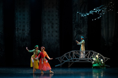 Ballet Kiều đêm công diễn: Ấn tượng nhưng vẫn kỳ vọng chiều sâu hơn - Ảnh 6. Ballet Kiều đêm công diễn: Ấn tượng nhưng vẫn kỳ vọng chiều sâu hơn - Ảnh 6.