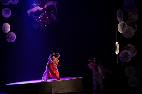 Ballet Kiều đêm công diễn: Ấn tượng nhưng vẫn kỳ vọng chiều sâu hơn - Ảnh 9. Ballet Kiều đêm công diễn: Ấn tượng nhưng vẫn kỳ vọng chiều sâu hơn - Ảnh 9.
