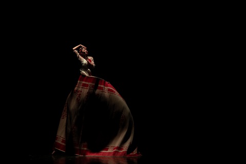 Ballet Kiều đêm công diễn: Ấn tượng nhưng vẫn kỳ vọng chiều sâu hơn - Ảnh 10. Ballet Kiều đêm công diễn: Ấn tượng nhưng vẫn kỳ vọng chiều sâu hơn - Ảnh 10.