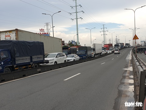 Xe ben lật đổ cát xuống đường, xe kẹt dài đằng đẵng hướng cầu vượt Quang Trung - Ảnh 4. Xe ben lật đổ cát xuống đường, xe kẹt dài đằng đẵng hướng cầu vượt Quang Trung - Ảnh 4.