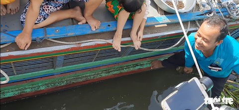 Đàn cá vồ hàng ngàn con ăn nhờ ở đậu mấy tháng trời trước cửa nhà dân - Ảnh 1. Đàn cá vồ hàng ngàn con ăn nhờ ở đậu mấy tháng trời trước cửa nhà dân - Ảnh 1.