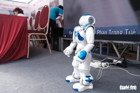 Robot thông minh, thầy đồ cùng dự Ngày hội tư vấn tuyển sinh 2020 - Ảnh 2. Robot thông minh, thầy đồ cùng dự Ngày hội tư vấn tuyển sinh 2020 - Ảnh 2.